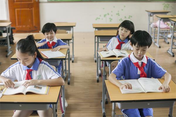 国际小学学生学习图片